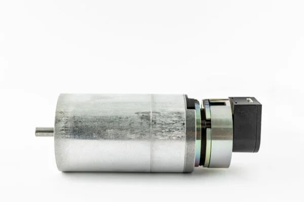 Motor-mit-schwarzer-Box-hinten